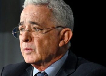 Álvaro Uribe llegó a Cali para asistir a la posesión del presidente Abelardo De La Espriella