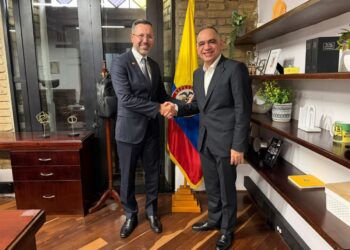 Alcalde Carlos Pinedo lidera reunión con MinVivienda para proyectos estratégicos