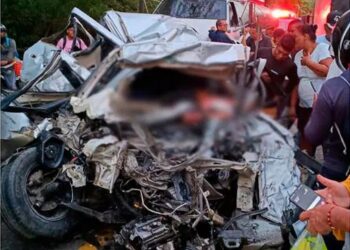Tres muertos deja fuerte choque entre un camión cisterna y un automóvil en Zona Bananera