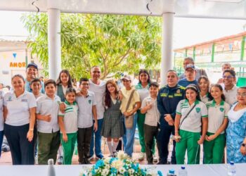 Alcalde Carlos Pinedo entrega 200 pupitres, 5 aires y confirma arreglo de baños en la IED 20 de Octubre