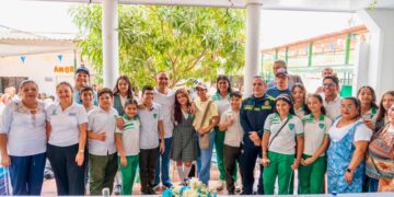 Alcalde Carlos Pinedo entrega 200 pupitres, 5 aires y confirma arreglo de baños en la IED 20 de Octubre