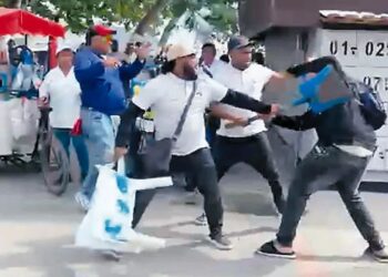 ¡Se fueron a los golpes! Cobradiarios y vendedores protagonizaron fuerte riña en El Rodadero