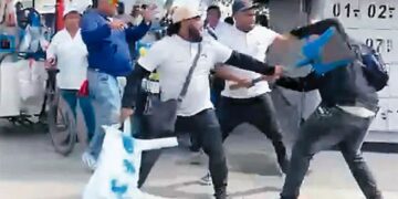 ¡Se fueron a los golpes! Cobradiarios y vendedores protagonizaron fuerte riña en El Rodadero