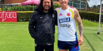 René Higuita le da la bienvenida a James Rodríguez a Atlético Nacional