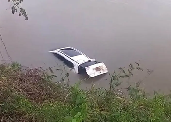 Camioneta cayó al río Magdalena tras intentar esquivar una motocicleta