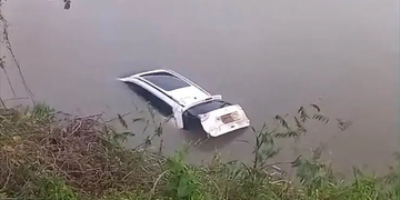 Camioneta cayó al río Magdalena tras intentar esquivar una motocicleta