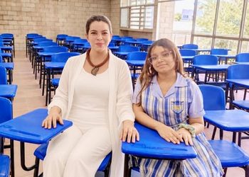 Jenifer del Toro acompañó entrega de pupitres al colegio de Bastidas