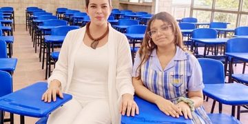 Jenifer del Toro acompañó entrega de pupitres al colegio de Bastidas