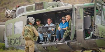 Alcalde y gobernadora realizan sobrevuelo sobre Santa Marta para reforzar vigilancia y seguridad