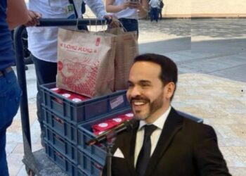 Cuando todos creian que iban a almorzar a la carta, el presidente Abelardo pidió arroz chino y gaseosa pa’ todo el mundo.