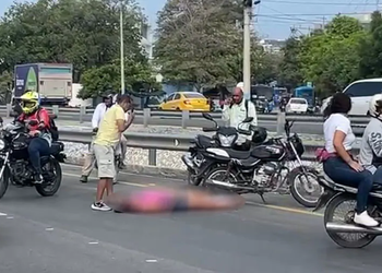 Mujer salió expulsada de una moto tras fuerte choque en Gaira