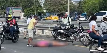 Mujer salió expulsada de una moto tras fuerte choque en Gaira