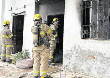 Incendio arrasa vivienda en Gaira y causa alarma entre vecinos