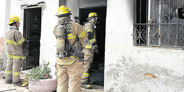 Incendio arrasa vivienda en Gaira y causa alarma entre vecinos