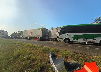 Cinco vehículos chocaron en cadena en la Troncal del Caribe: un herido y millonarios daños materiales
