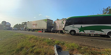 Cinco vehículos chocaron en cadena en la Troncal del Caribe: un herido y millonarios daños materiales