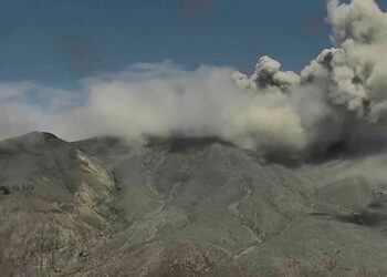 Volcán Puracé vuelve a expulsar ceniza y mantiene en alerta al Cauca