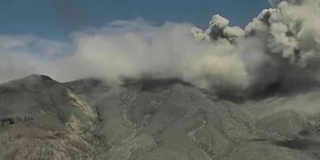 Volcán Puracé vuelve a expulsar ceniza y mantiene en alerta al Cauca