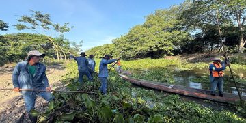 Corpamag realiza limpieza del caño ciego para recuperar el flujo natural del agua y beneficiar a las comunidades
