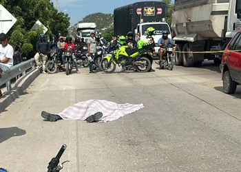 Motociclista murió arrollado por un tractocamión en la vía Alterna de Santa Marta