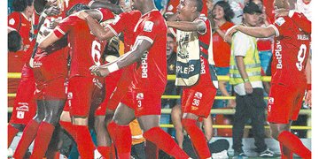 El América de Cali también celebró una victoria fundamental. El equipo escarlata se impuso 2-1 como visitante ante Llaneros