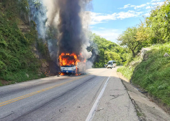 Bus interdepartamental quedó reducido a cenizas tras incendio en la Troncal del Caribe