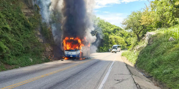Bus interdepartamental quedó reducido a cenizas tras incendio en la Troncal del Caribe