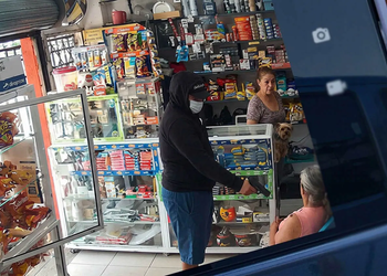 Atraco a mano armada contra dos adultas mayores quedó grabado en cámaras de seguridad en Santa Marta