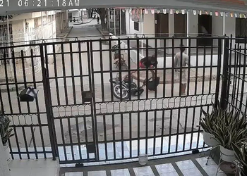 ¡Cayeron tras robar a una estudiante en Santa Marta! Los interceptaron después de sufrir una caída en moto