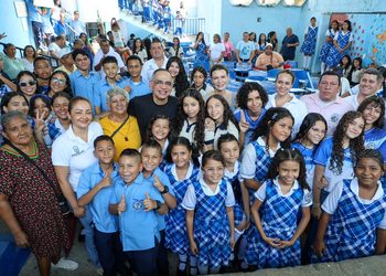 Alcalde Carlos Pinedo ha entregado más de 3.000 pupitres en Santa Marta