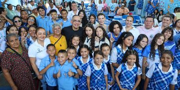 Alcalde Carlos Pinedo ha entregado más de 3.000 pupitres en Santa Marta