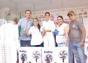 Alcalde Pinedo cumple compromiso y entrega dotación a madres comunitarias