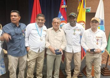Policía Nacional condecora al presidente de la Asociación de Veteranos Héroes de la Patria con la medalla Fe en la Causa