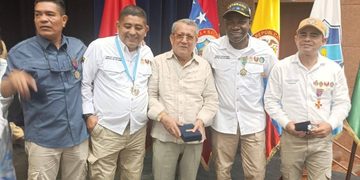 Policía Nacional condecora al presidente de la Asociación de Veteranos Héroes de la Patria con la medalla Fe en la Causa